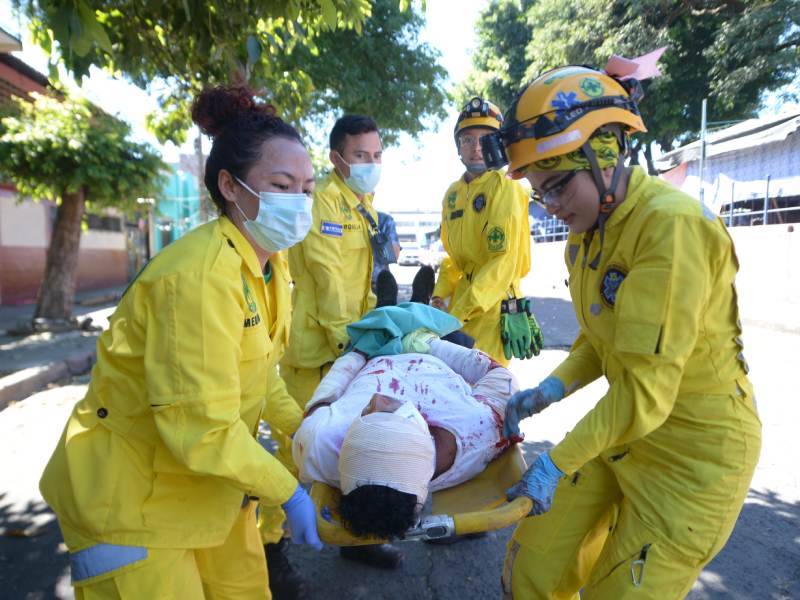 Más de 50 socorristas participaron del simulacro en el parque Centenario. Foto / Jorge Reyes