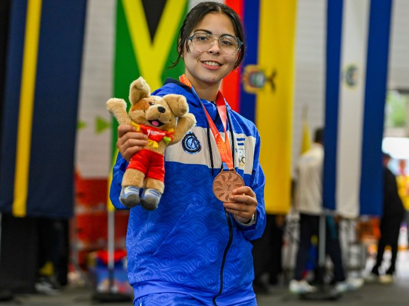 La karateca salvadoreña Sofia Orantes, con su bronce en los Bolivarianos. Foto: Cortesía Coes