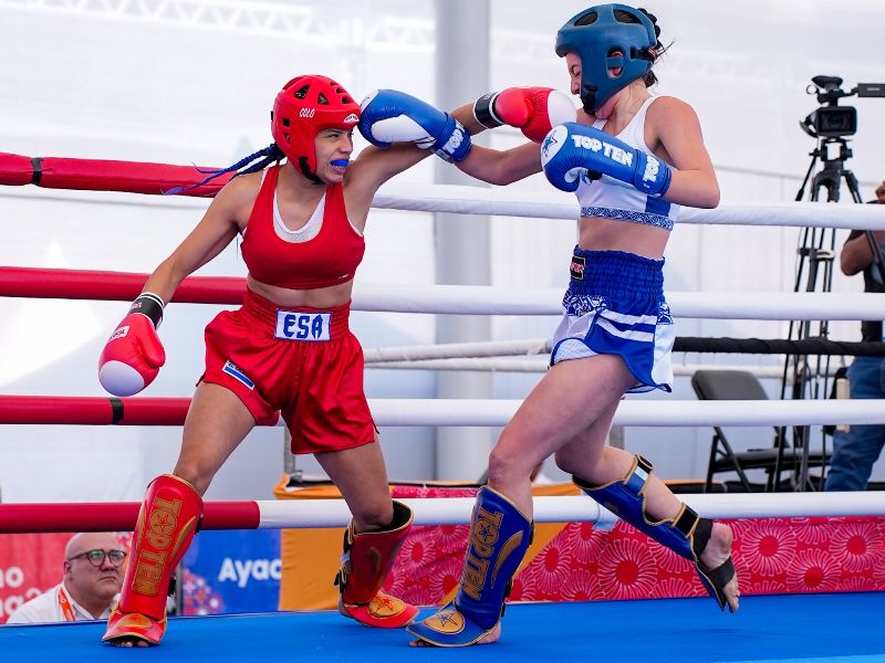 La atleta Yasmín Henríquez (i.), de kickboxing, se colgó la presea dorada en los -52 kilogramos en Ayacucho 2025. Foto Cortesía Coes