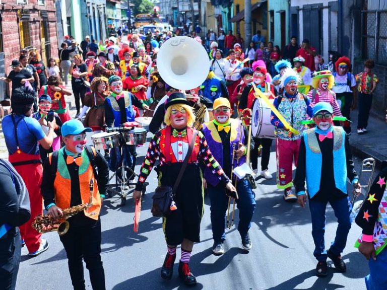 LM- Payaso- Día- Celebración- Desfile- Parque- San José- Infantil- Sonrisas- Festejo
