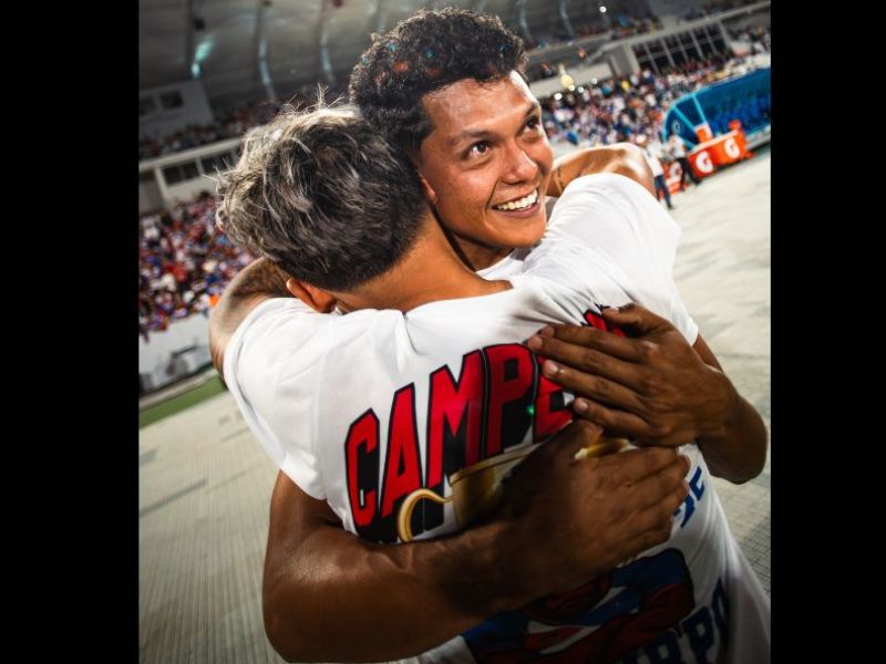 El defensor y capitán de Firpo, Lizandro Claros, se funde en un abrazo con Diego Flores, tras salir campeones. Foto: Cortesía L.Á. Firpo