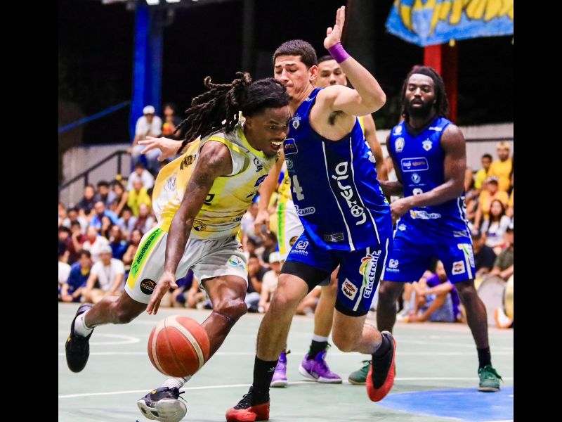 El quinteto de Lobos BKB, en su juego ante Metapán, en las finales de la LMB. Foto: Cortesía Indes