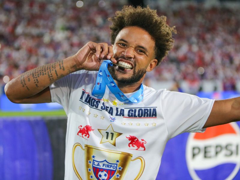 El atacante de Firpo, Lucas Dos Santos, en los festejos de la final ante Alianza. Foto: Cortesía L.Á. Firpo