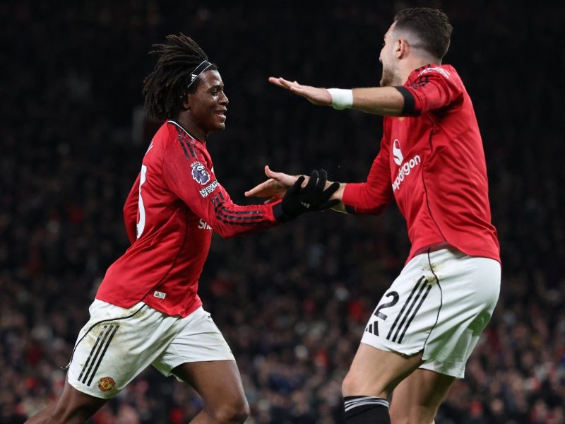 El defensa danés del Manchester United, Patrick Dorgu (i.), celebra con el defensa portugués Diogo Dalot, en el duelo ante el Newcastle United. Foto: EDH AFP