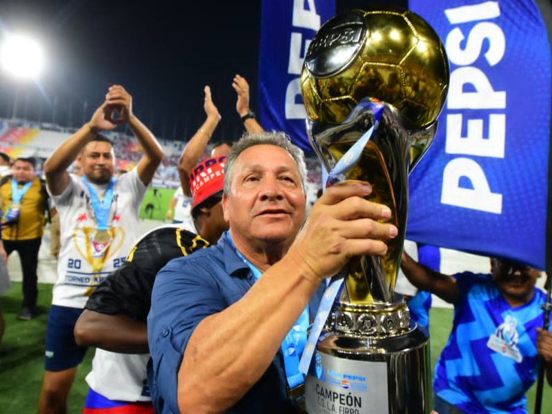 El DT de Firpo, Marvin Solano, tras ser campeón de la 11 de los pamperos. Foto: EDH Emerson del Cid
