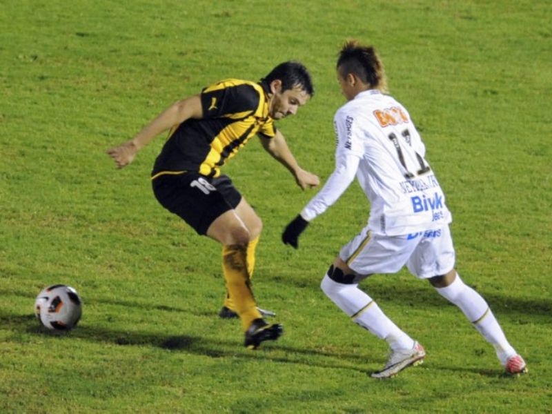 El volante Matías Mier (d.), de Peñarol, en un duelo ante Neymar, del Santos, en la final de ida de la Libertadores en 2011. Foto: EDH AFP