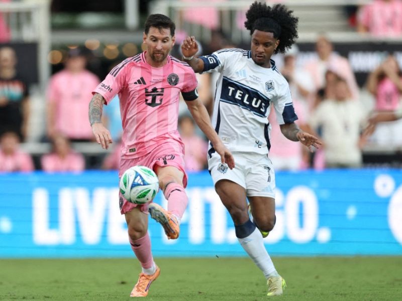 El argentino Leo Messi (i.), del Inter Miami, domina el balón ante la marca de Jayden Nelson del Vancouver Whitecaps, por la final de la Copa MLS Audi 2025, en Fort Lauderdale, Florida. Foto: EDH AFP