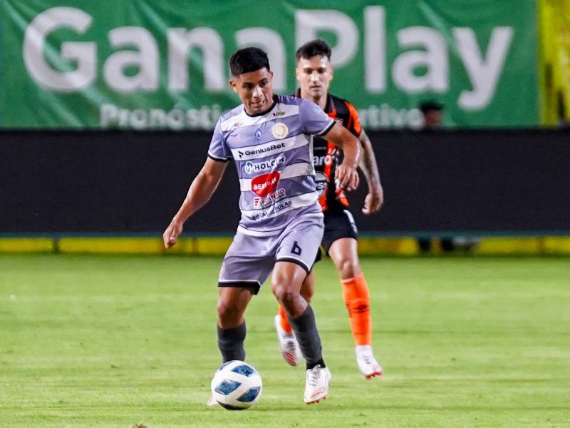 El volante Melvin Cartagena, en un partido del Apertura 2025. Foto: EDH Cortesía Isidro Metapán