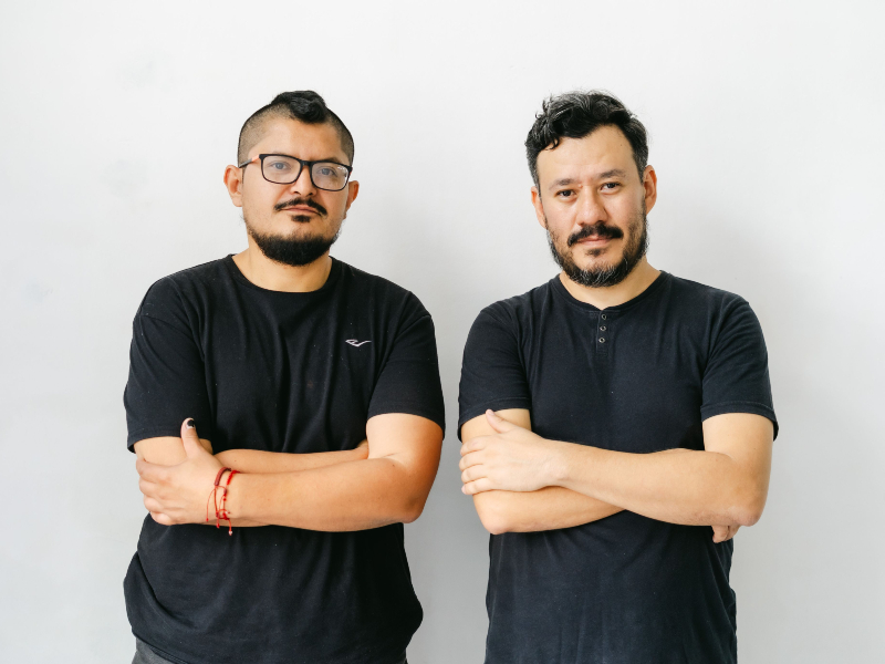 Artistas visuales salvadoreños Óscar Alfaro y Efraín Caravantes