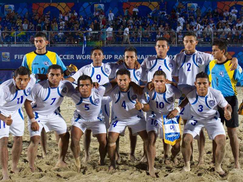 Los seleccionados playeros en Rávena: Baudilio Guardado (i. arriba), Darwin Ramírez, Elmer Robles, Elías Ramírez, Douglas Alvarado, Eliodoro Portillo. Frank Velásquez (i. abajo), Walter Torres, Roberto Membreño, Tomás Hernández, Agustín "Tin" Ruiz, Medardo Lobo. Foto EDH Archivo