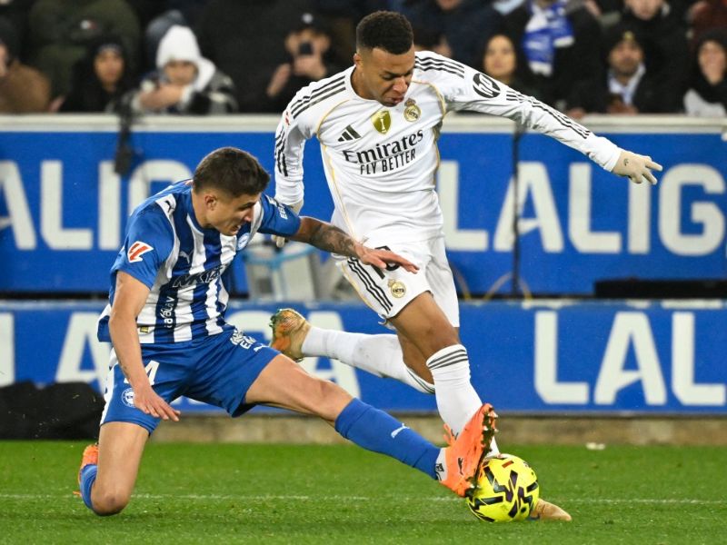Partido Real Madrid vs. Alavés. En acción, Mbappé (d.), con el balón. Foto: EDH AFP