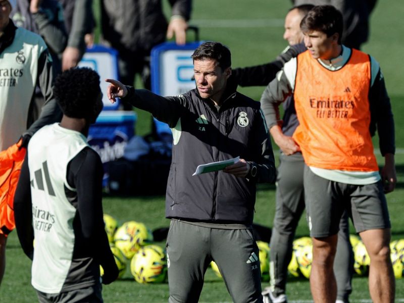 El entrenador del Real Madrid, Xavi Alonso, en una práctica. Foto: EDH AFP