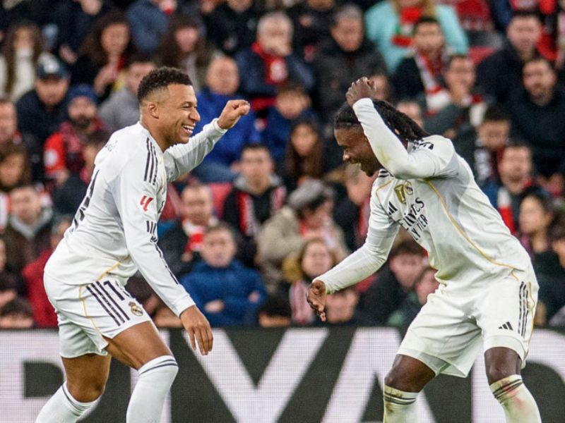 El delantero francés del Real Madrid, Kylian Mbappé (i.), celebra con Eduardo Camavinga el 0-3 al Athletic. Foto: EDH AFP