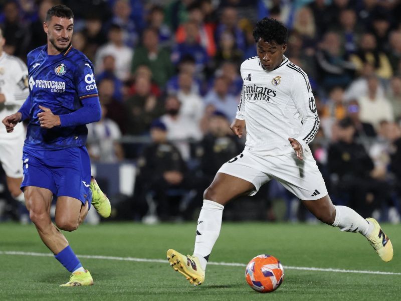El brasileño del Real Madrid, Endrick (d.), en partido ante el Getafe. Foto: EDH AFP