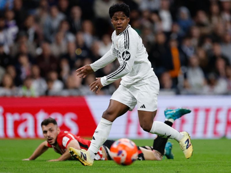El brasileño Endrick (d.) observa el balón, tras conectarlo en el duelo del Real Madrid ante el Athletic. Foto: EDH AFP
