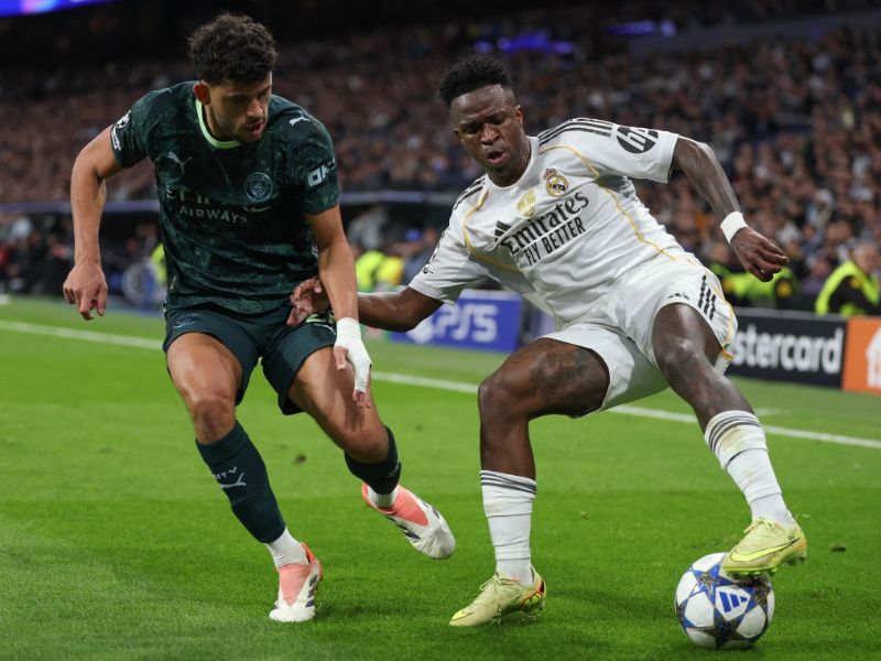 El centrocampista portugués del Manchester City, Matheus Nunes (i.), disputa el balón con el delantero brasileño del Real Madrid, Vinicius Junior, durante el partido de la sexta jornada de la fase de liga de la UEFA Champions League. Foto: EDH AFP