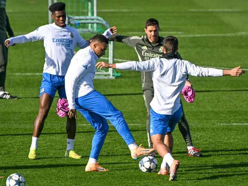 El delantero del Real Madrid, Kylian Mbappe (i.), en el entreno. Foto: EDH AFP