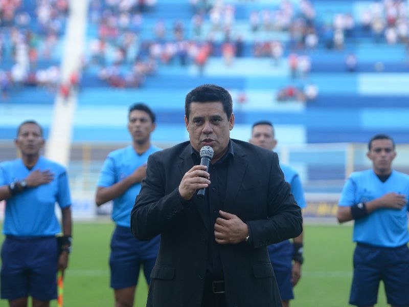 El cantante René Alonso, en un partido en el estadio Cuscatlán. Foto: EDH Archivo