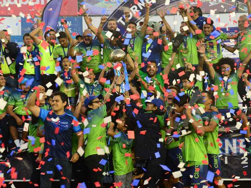 Santa Tecla, con Sebastián "Loco" Abreu, ganó la Copa ESA de 2019. Foto EDH Archivo