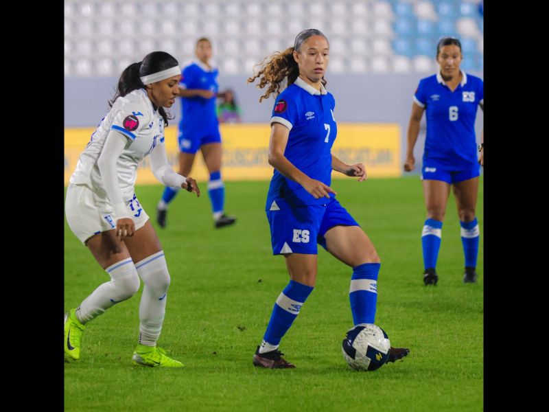 La Selecta Femenina, en el partido ante Honduras. Con balón, la atacante Danielle Fuentes. Foto: Cortesía Fesfut/LaSelecta