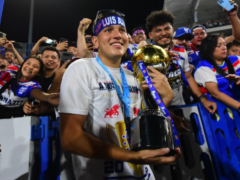 El delantero Styven Vásquez, con su corona. Un "bebé", para un rey. Foto: EDH Emerson del Cid