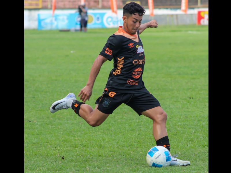 El jugador de Águila, Tereso Benítez, en un entreno pasado. Foto: Cortesía CD Águila