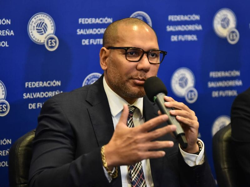 El nuevo presidente de la Fesfut, Yamil Bukele, en conferencia postelección. Foto: EDH Miguel Lemus