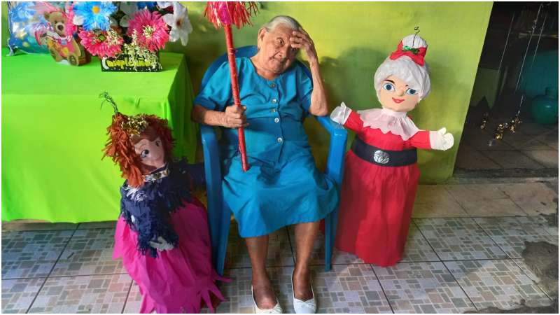 En su fiesta no puede faltar la quiebra de piñatas. Foto / Cortesía