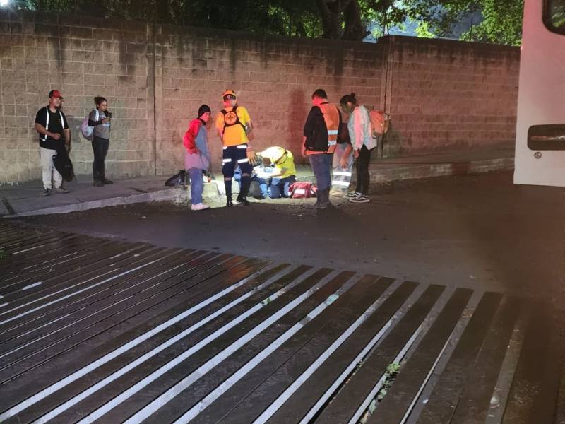 Camión choca contra separadores y deja tres lesionados en la Panamericana Oeste | cortesía.