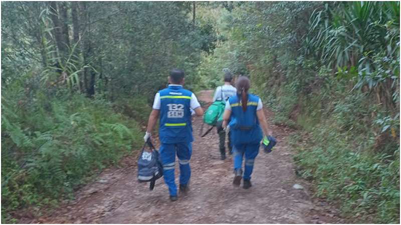 La zona donde ocurrió el accidente es de difícil acceso por lo que los socorristas tuvieron que caminar por el terreno rústico. Foto / Cortesía