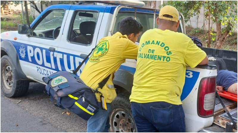 Socorristas revisaron los signos vitales del joven, pero ya no presentaba. Foto / Cortesía Comandos