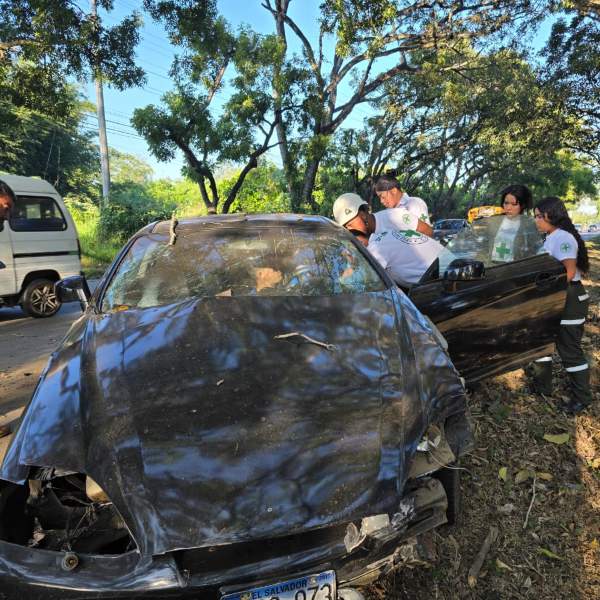 El vehículo que impactó con los árboles quedó parcialmente dañado. Foto EDH/Cortesía