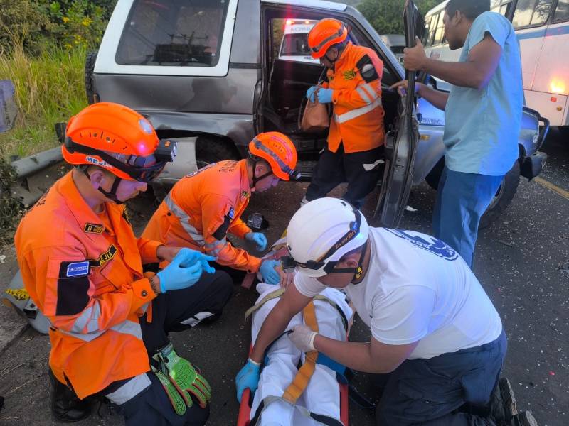 Accidente entre un bus y un vehículo deja a dos lesionados de gravedad en Santa Ana | cortesía
