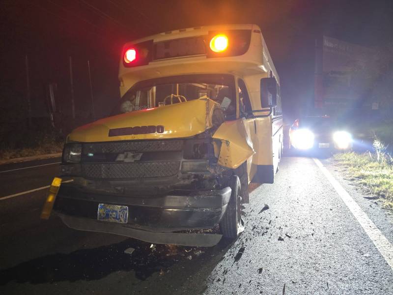 Accidente entre bus pequeño y "pick up" | cortesía Comandos de Salvamento