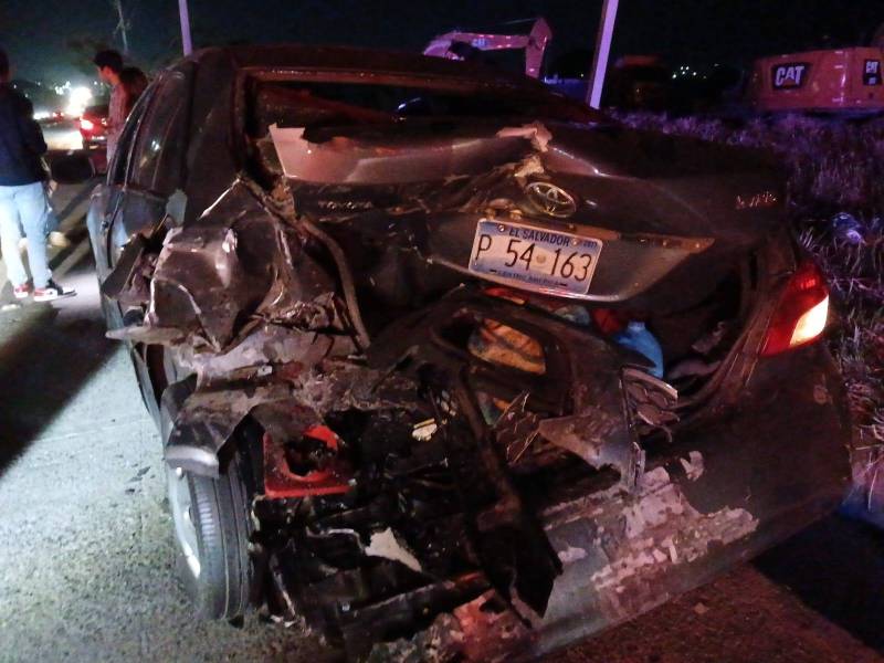 Así quedó un carro tras el choque. Foto / Cortesía