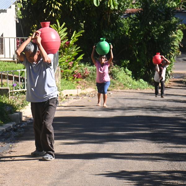 Los habitantes de la lotificación El Tempisque, en Salcoatitán, se abastecen de agua a través de cantareras. Foto EDH/Cristian Díaz