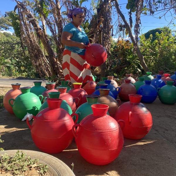 La lotificación El Tempisque, en Salcoatitán, Sonsonate Norte, no cuenta con agua domiciliar por lo que sus habitantes se abastecen a través de cantareras. Foto EDH/Cristian Díaz