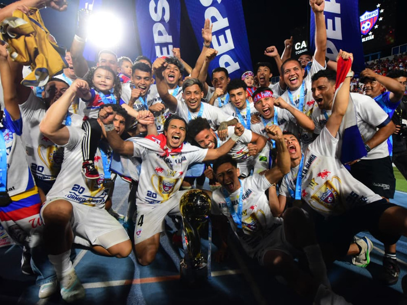 Los campeones de Firpo. Foto: EDH Emerson del Cid