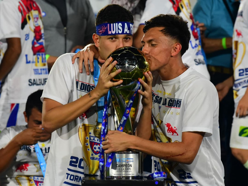 Beso de copa. Styven Vásquez (i.) y Mauricio Cerritos, campeones con Firpo. Foto: EDH Emerson del Cid