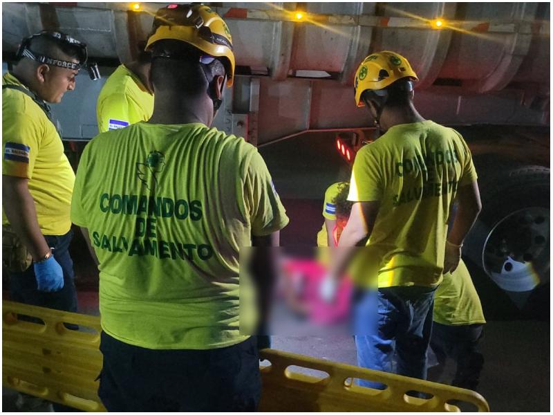 Socorristas de Comandos de Salvamento en la escena del hombre arrollado. Foto / Cortesía Comandos