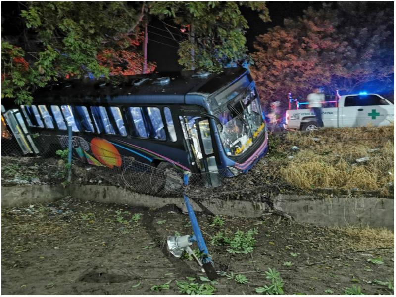 Así quedó el bus luego de accidentarse. Foto / Cortesía