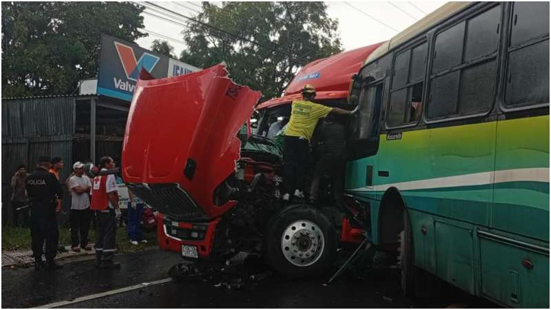 Momento en que los socorristas maniobran para liberar a la víctima. Foto / Cortesía Cruz Verde