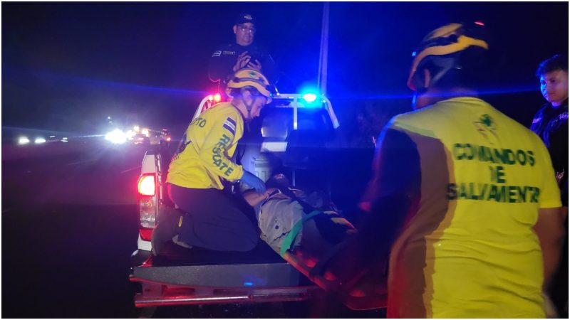 Momento en que los socorristas atendieron al ciclista. Foto / Cortesía Comandos de Salvamento
