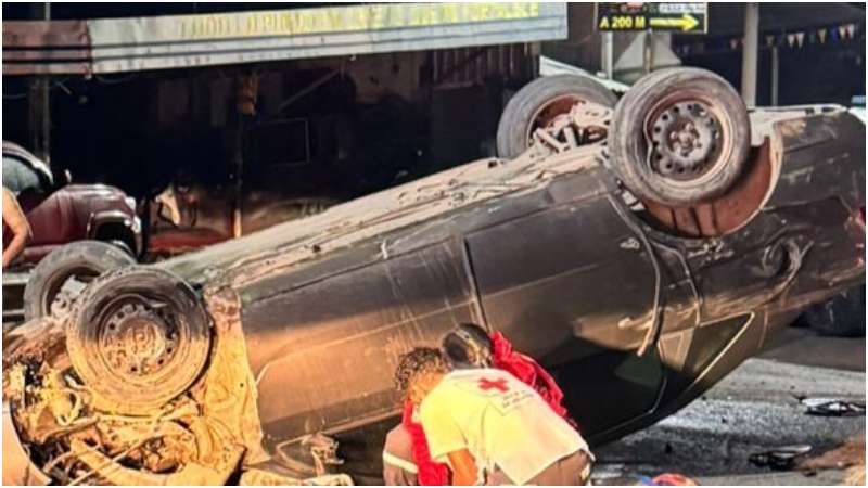 Vuelco de carro dejó a un hombre con graves golpes. Foto / Cortesía Cruz Roja