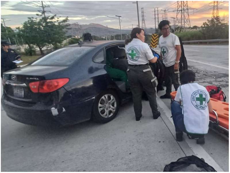 Momento en que los socorristas atendieron a las víctimas. Foto / Cortesía Cruz Verde