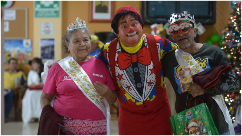 La rey y reina del Comedor Mamá Margarita 2025 posando junto a Churrito. Foto EDH / Jorge Reyes