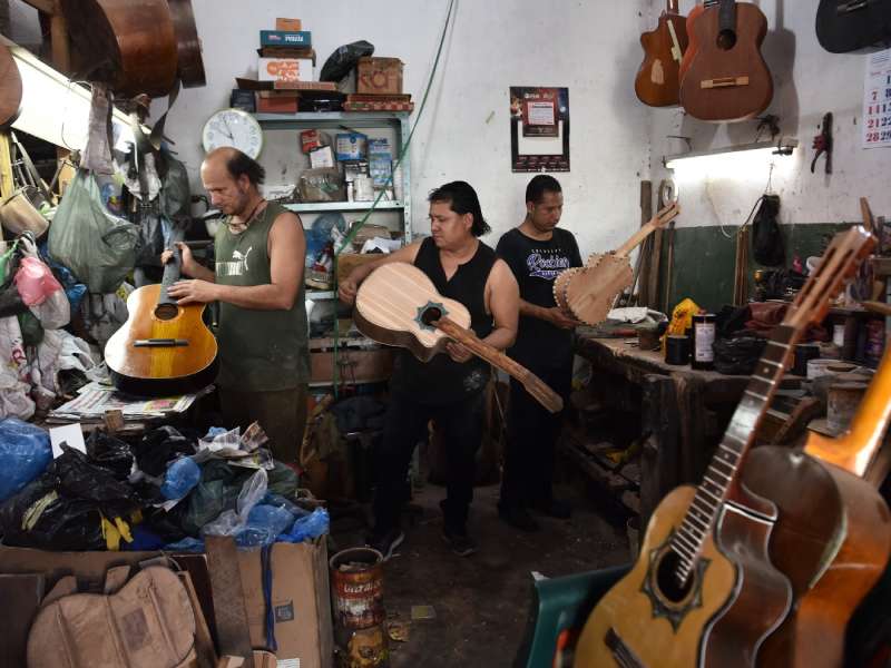 Guitarras Manuel Cruz, mantiene viva la tradición de la luthería en El Salvador