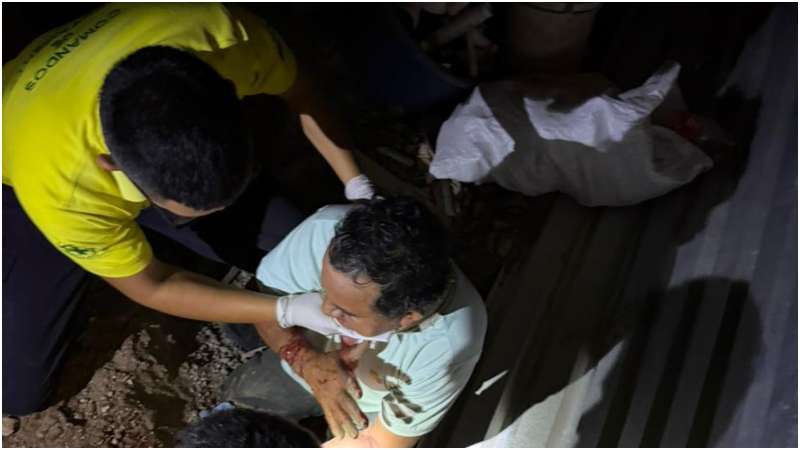 Momento en que la víctima recibió atención de los Comandos. Foto / Cortesía