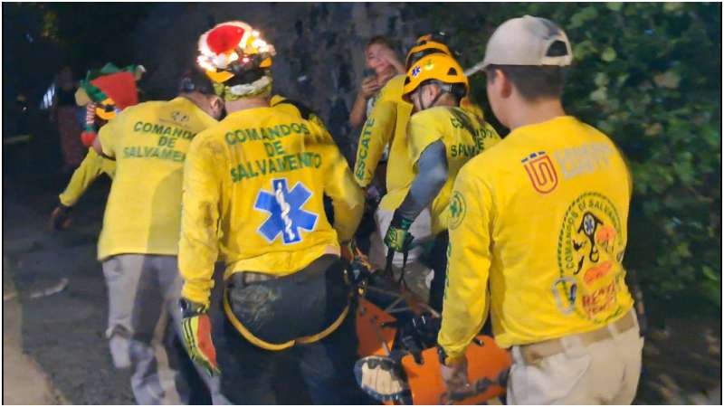 Momento en que los socorristas sacan el cadáver del río. Foto / Cortesía Comandos