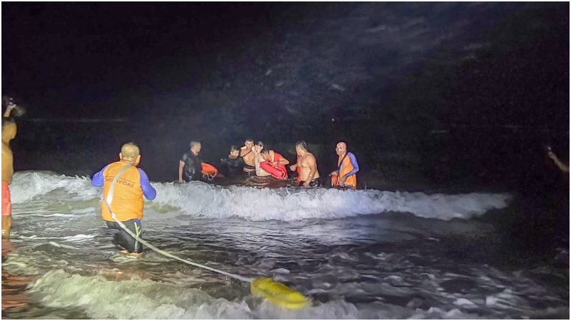 Momento en que salvavidas sacan a un turista de La Puntilla. Foto / Cortesía Protección Civil
